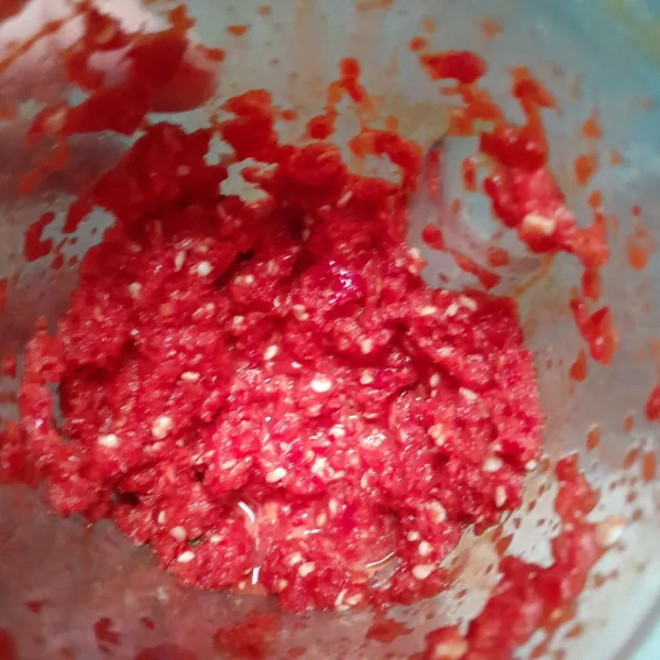 Blender cabe merah, bawang merah dan bawang putih agak kasar.
