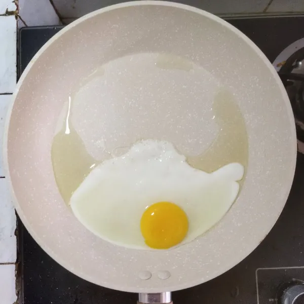 Masukkan telur kedalam teflon belum terlalu panas. Pastikan api kompor menyala sangat kecil. Tetesi bagian pinggir teflon dengan air agar bagian pinggir dan bawah telur tidak gosong.