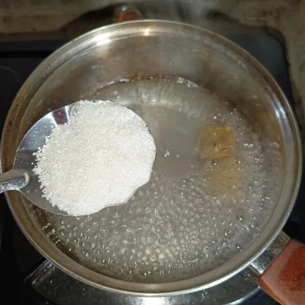 Setelah mendidih masukkan gula pasir dan aduk-aduk sampai gula larut.