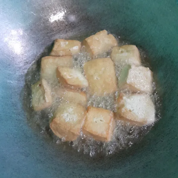 Goreng tahu sampai matang kuning keemasan.