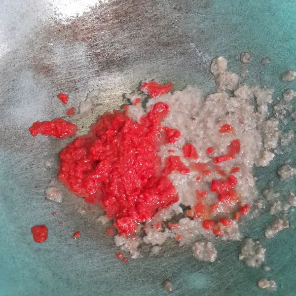 Masukkan cabe merah dan bumbu halus ke dalam wajan.
