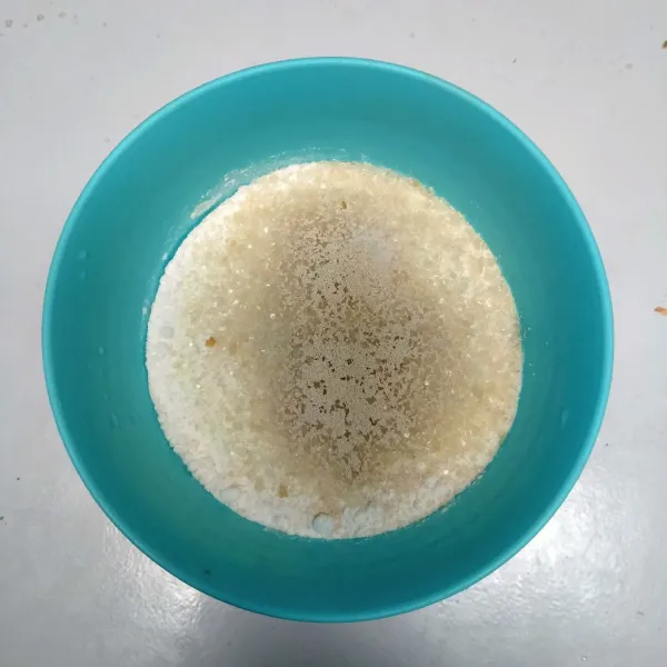 Campur tepung terigu, gula pasir, susu bubuk, ragi instan dan garam.