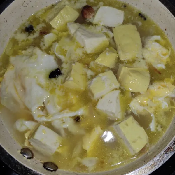 Kemudian masukkan telur ayam, masak sampai telur matang.