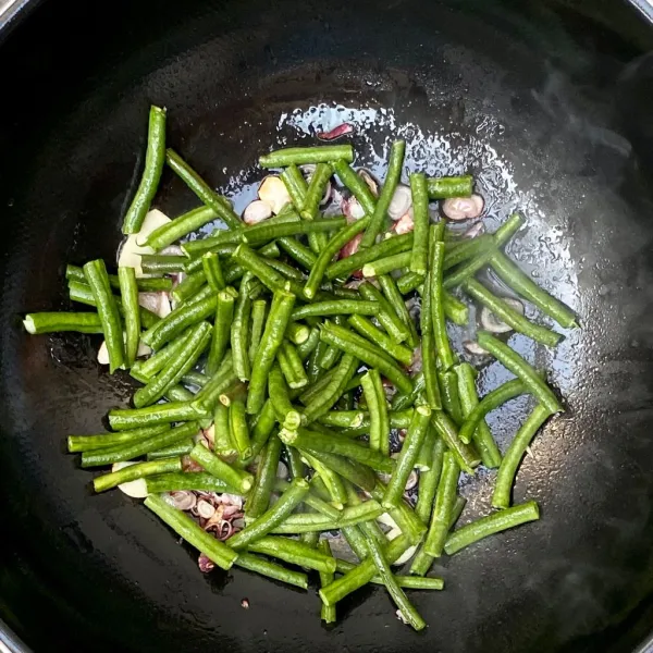Tambahkan kacang panjang, lalu aduk rata.