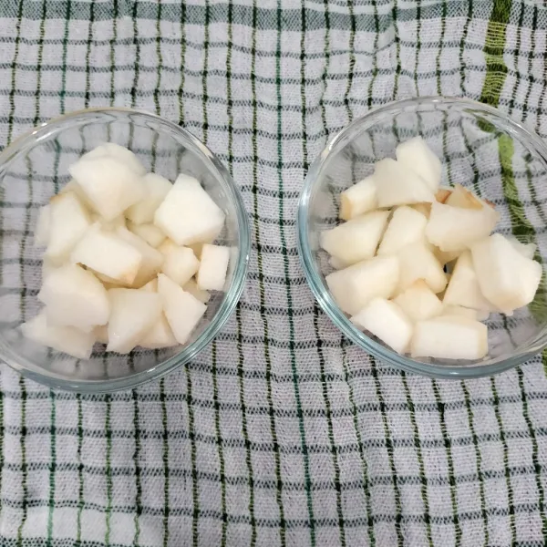 Langkah yang pertama cuci bersih buah pear lalu potong-potong.