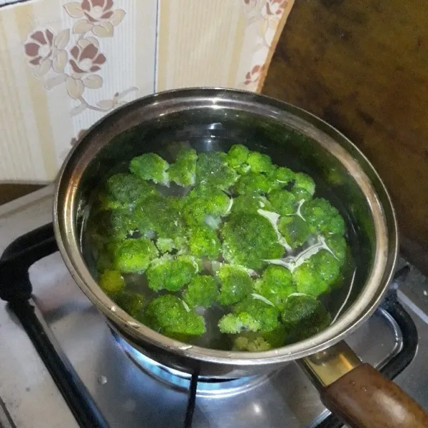 Potong brokoli, cuci lalu rebus selama 5 menit.