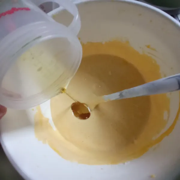 Lalu tuang minyak, aduk dengan teknik lipat, pastikan agar tidak ada minyak yang belum tercampur di dasar wadah