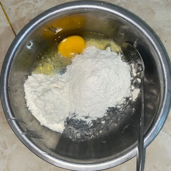 Tambahkan tepung serbaguna, tepung terigu, dan telur lalu aduk.