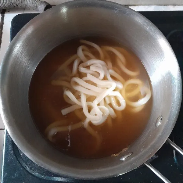 Rebus udon hingga matang di dalam kuah kaldu, tiriskan.