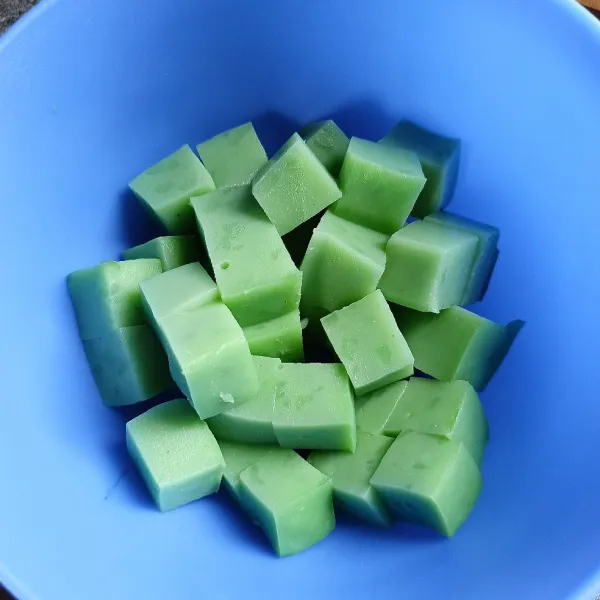 Kemudian potong-potong kue hunkwe bentuk kotak kecil.