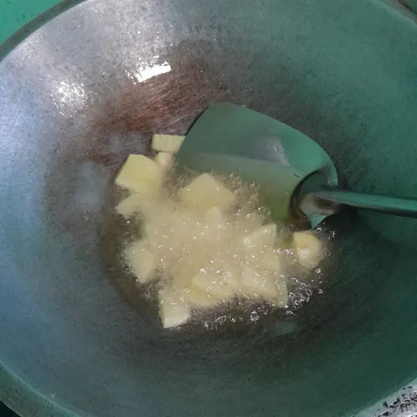 Goreng kentang sampai garing.