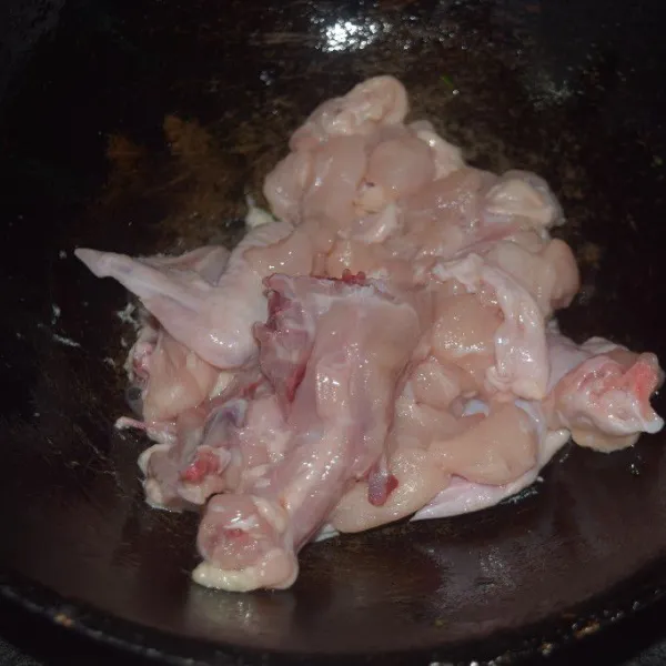 Cuci bersih ayam dan potong kecil-kecil dan tumis tanpa minyak di wajan hingga mengeluarkan minyak.