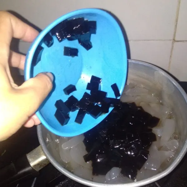 Masukkan cincau dan daun pandan aduk merata.