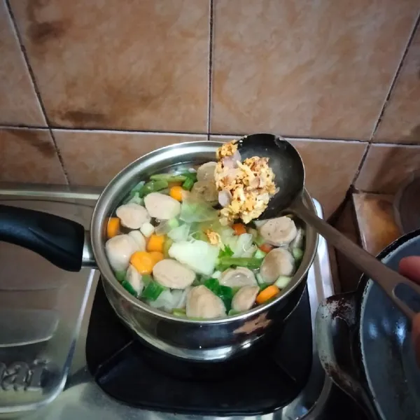 Terakhir masukkan bumbu yang sudah di tumis tadi.