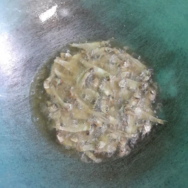 Goreng bada putih sampai garing.