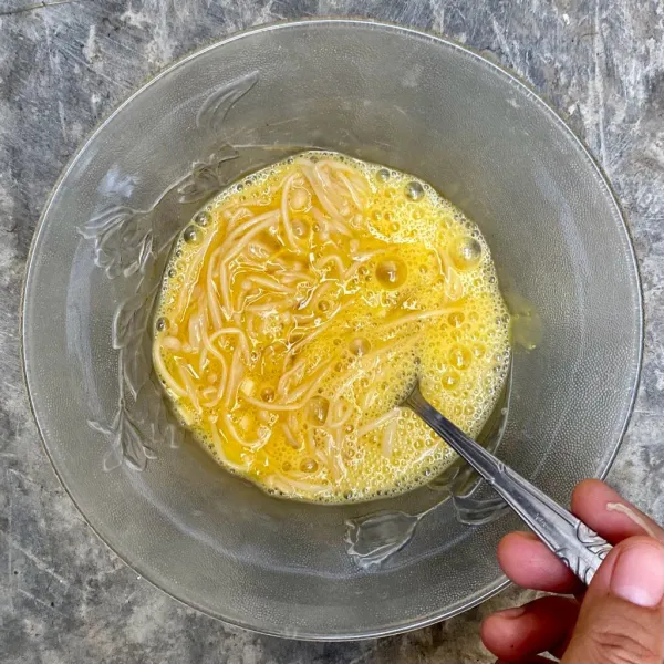Kocok telur hingga tercampur rata.