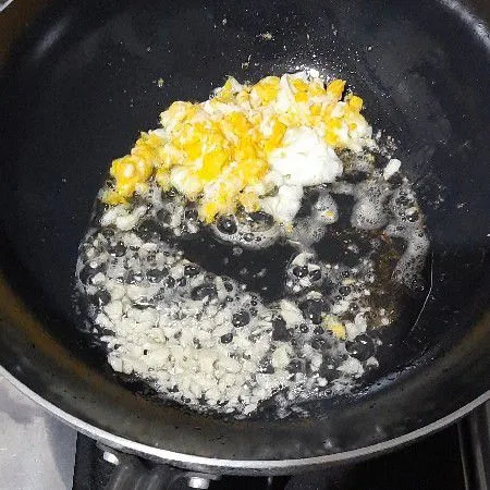 Panaskan minyak secukupnya kemudian buat telur orak-arik, setelah matang sisihkan. Kemudian tumis bawang putih hingga wangi.