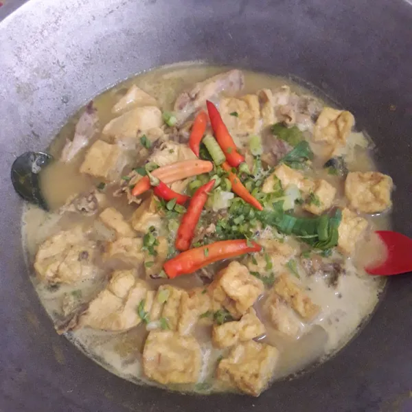 Tambahkan garam, penyedap rasa dan gula pasir. Aduk-aduk. Tambahkan daun bawang, seledri dan cabe. Masak sampai cabe layu. Tambahkan taburan bawang goreng saat menyajikan.