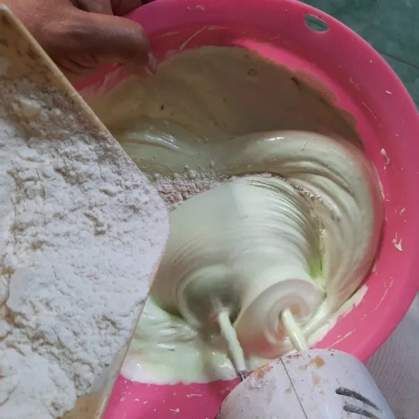 Campurkan tepung terigu dan susu bubuk aduk perlahan menggunakan mixer sampai tercampur rata.