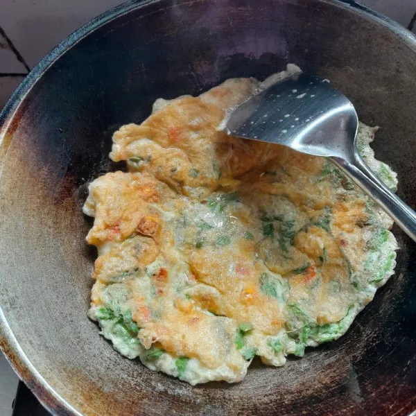 Jika satu sisi telah matang, balik telur. Masak hingga matang merata. Dadar telur daun kelor siap disajikan.