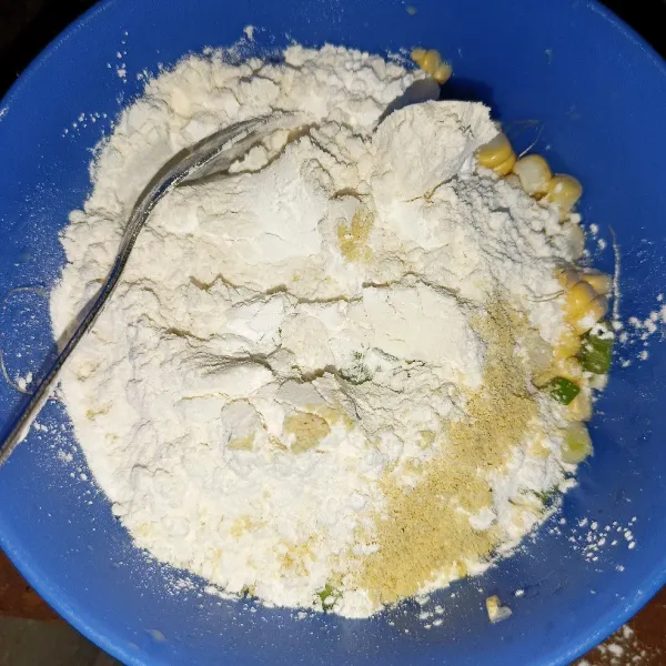 Tambahkan tepung terigu, bawang putih, lada bubuk dan kaldu ayam bubuk.