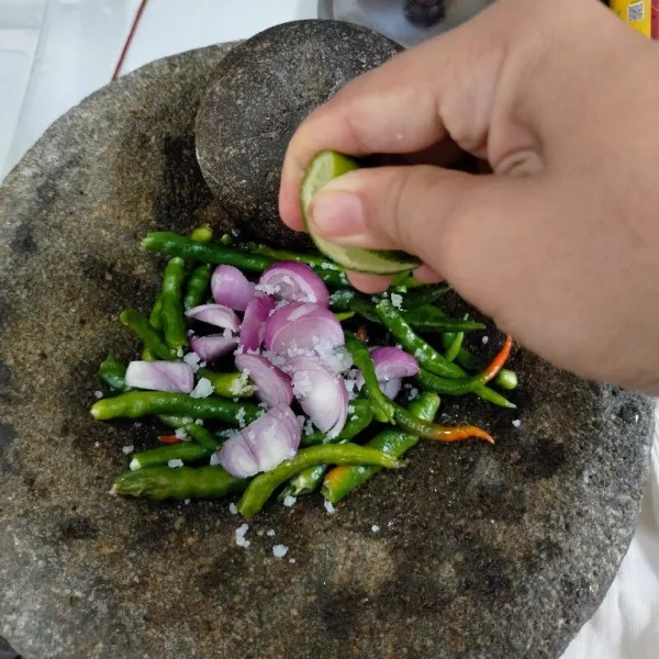 Ulek kasar cabe hijau, bawang merah, garam dan air jeruk nipis.