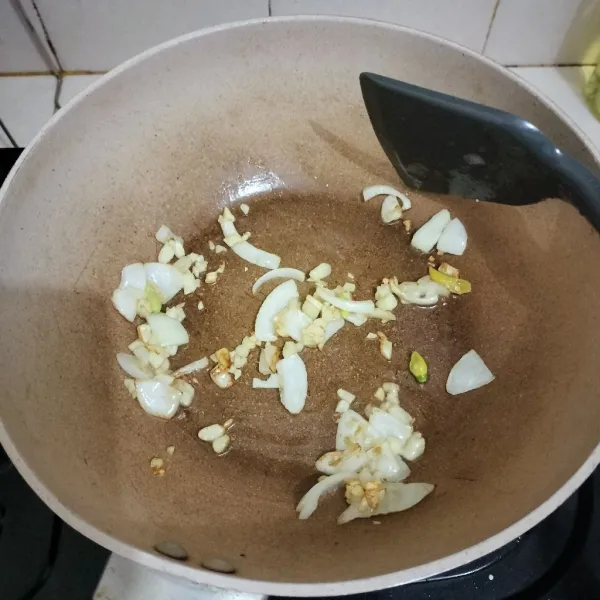 Panaskan sedikit minyak, tumis bawang bombai terlebih dahulu, lalu masukkan bawang putih. Tumis hingga harum.