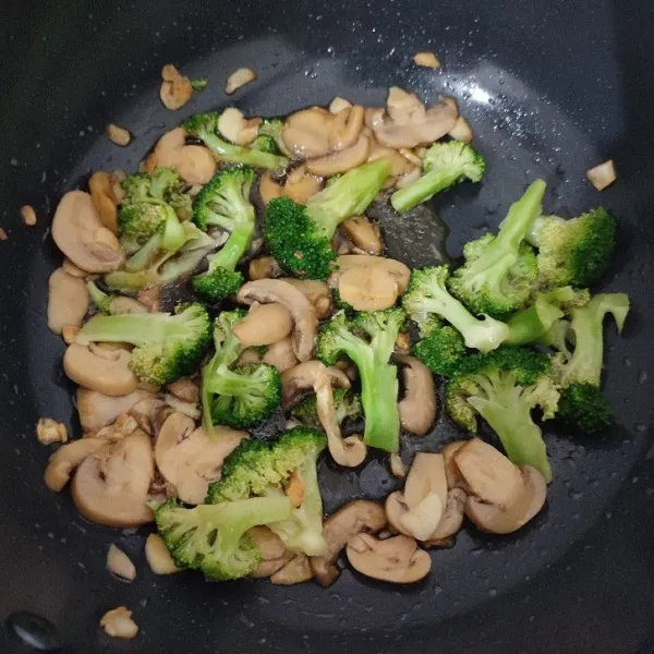 Tambahkan brokoli, 5-6 sdm air, kecap manis dan saos tiram. Aduk rata, masak hingga air mendidih dan bumbu meresap ke sayur.