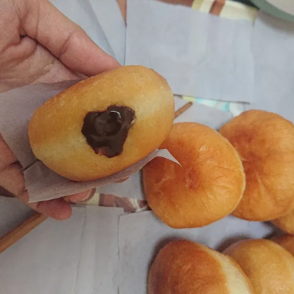 Masukkan selai coklat ke dalam lubang yang telah dibuat.
