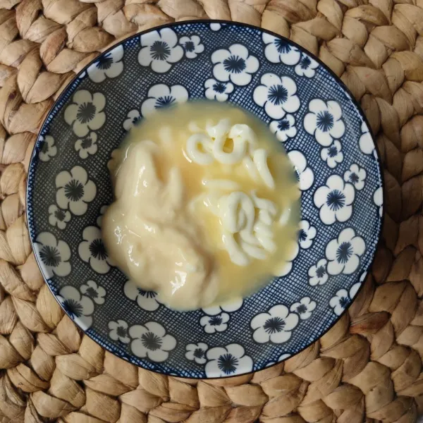 Campurkan mayonnaise, yogurt rasa mangga dan SKM, aduk hingga tercampur rata.