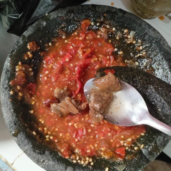 Tambahkan asam Jawa, ulek sampai tercampur.