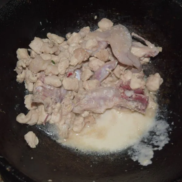 Setelah dihaluskan, masukkan kedalam ayam dan tumis hingga matang.
