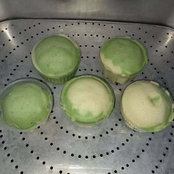 Panaskan dandang, alasi tutup dandang dengan kain agar uap air tidak menetes di bolu. Tuang adonan ke dalam cetakan bergantian warna. Kukus adonan kurang lebih selama 15 menit.