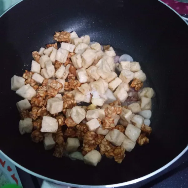 Masukkan tahu dan tempe, aduk sebentar.