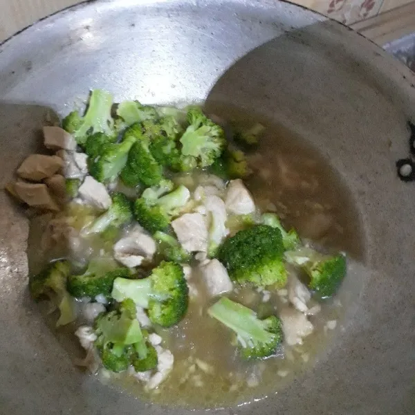 Tambahkan brokoli rebus dan larutan tepung maizena. Aduk rata hingga air sedikit menyusut.