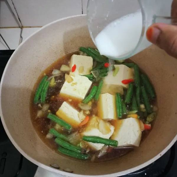 Setelah mendidih, masukkan larutan maizena, lalu aduk rata.