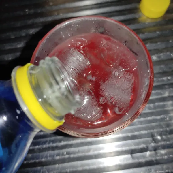 Tambahkan sirup blue.