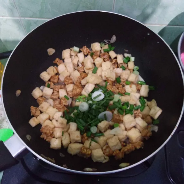 Masukkan daun bawang, tumis sebentar saja.