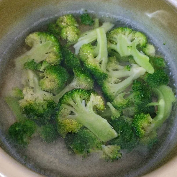 Rebus air hingga mendidih, masukan brokoli. Rebus 2-3 menit. Lalu angkat brokolinya, sisihkan.