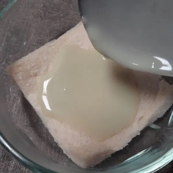 Masukkan di dalam mangkok roti, tuang dengan kuah matcha dan lakukan berulang sampai roti habis.