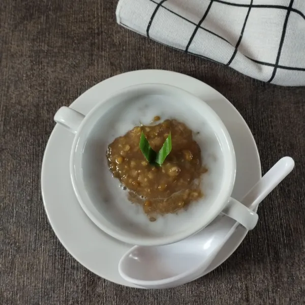 Sajikan dalam mangkuk, tuang bubur kacang hijau secukupnya lalu tambahkan kuah santan.