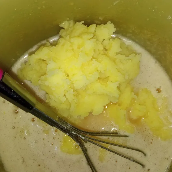 Tambahkan kentang lalu aduk merata.