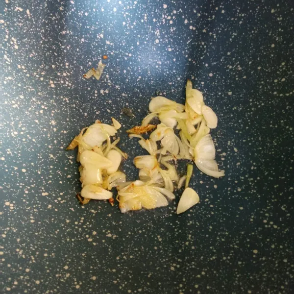 Tumis bawang bombai dan bawang putih hingga wangi.