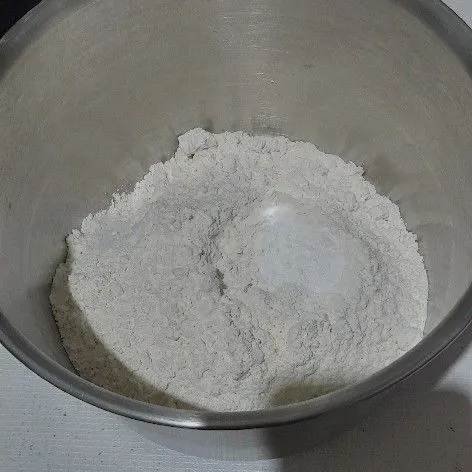 Aduk rata tepung terigu, garam, dan baking powder.
