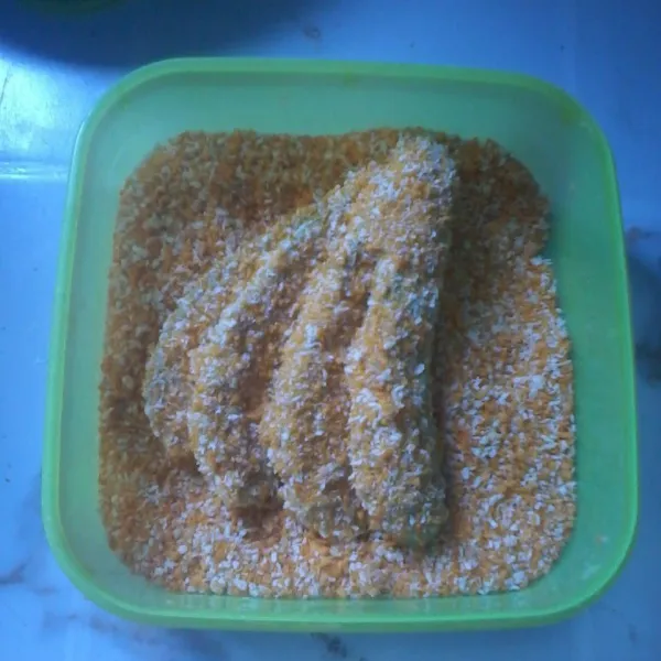 Setelah itu baluri dengan tepung roti, setelah rata celupkan kembali ke dalam tepung basah kemudian ke dalam tepung panir kembali.