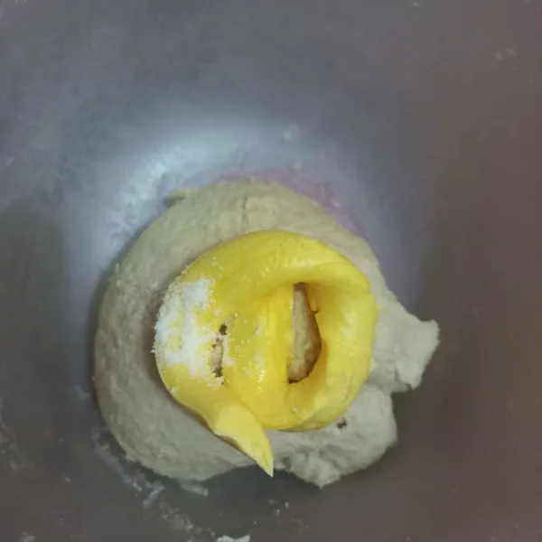 Tambahkan margarin dan garam, uleni hingga adonan kalis elastis.