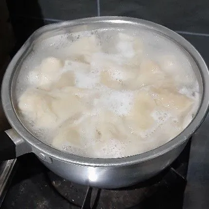 Kemudian rebus pangsit di air mendidih hingga matang.
