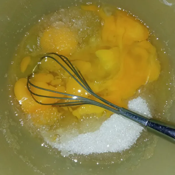 Kocok telur, gula dan vanili hingga larut.
