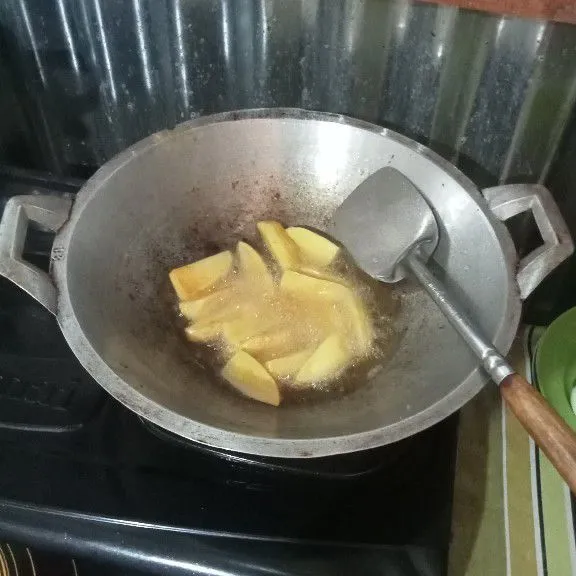 Kupas kentang dan potong sesuai selera ,lalu cuci bersih, goreng hingga matang, tiriskan