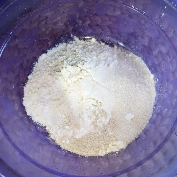 Campur tepung terigu, gula pasir, ragi instan, dan garam.